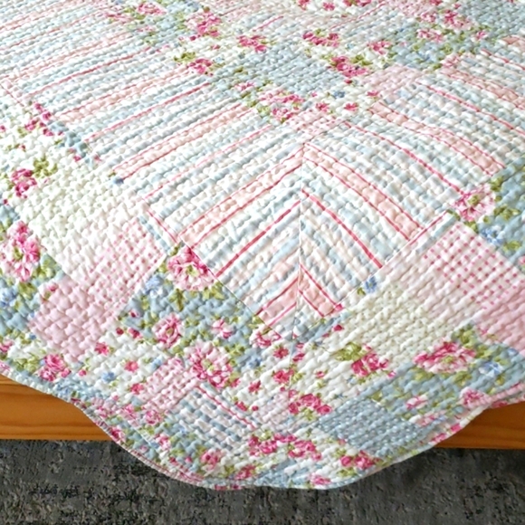COPY - Reversable vtg. quilted double bed cover and 2 shums - Picture 5 of 6